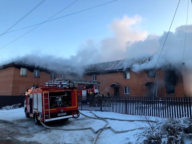 МЧС Татарстана сообщило о погибшем мужчине на пожаре в строящемся доме в Салмачах