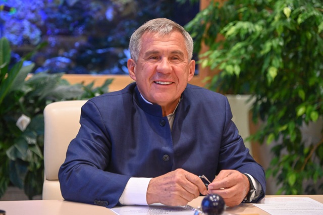 Минниханов поздравил соотечественников с Днем Конституции Татарстана