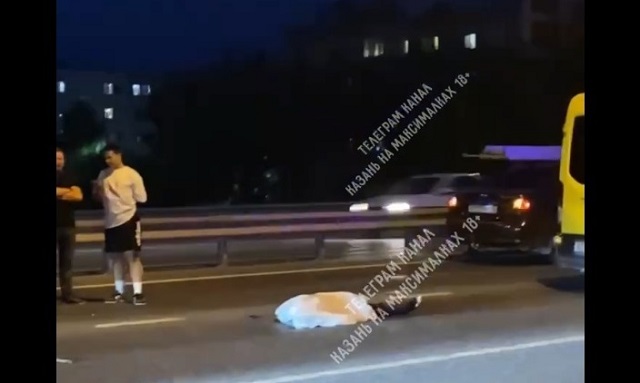 В Казани 19-летний курьер на «Ладе» насмерть сбил выскочившего из автобуса мужчину