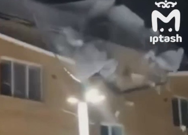 Снежные бомбы: в Татарстане из-за потепления с крыш рушатся глыбы — под ударом люди и авто