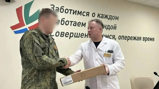 Медики Казани передали комплект спутникового оборудования бойцу СВО 