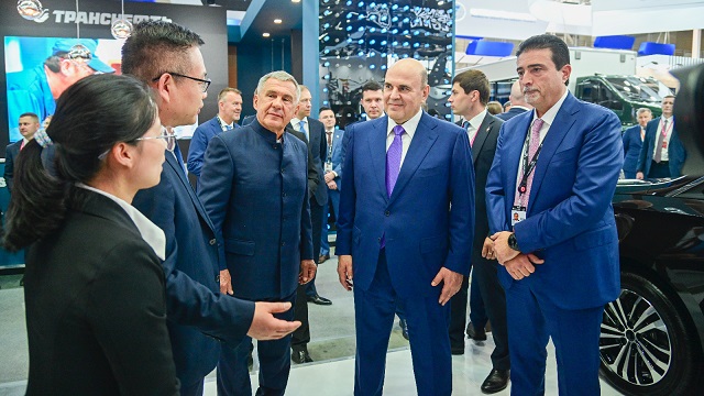 Михаил Мишустин һәм Рөстәм Миңнеханов ИННОПРОМ күргәзмәсендә Татарстан стендын карадылар