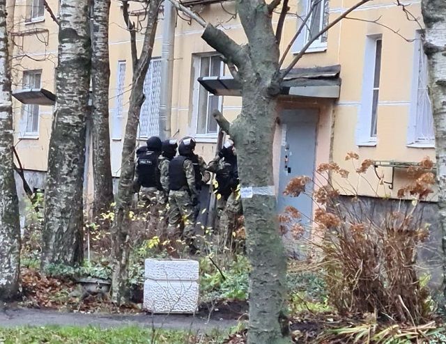 Житель Петербурга угрожает убить шестерых детей если его требования не выполнят