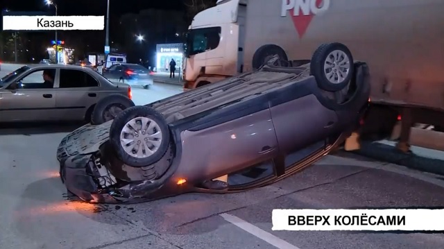 Иномарка перевернулась и проскользила на крыше после ДТП с Lada в Казани