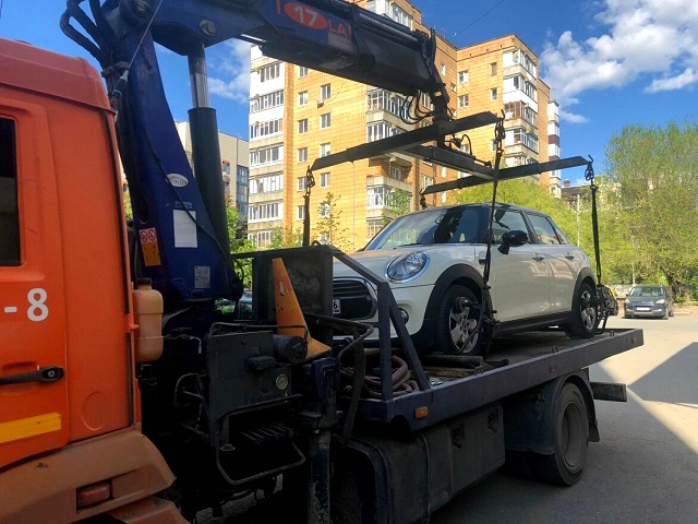 Задолжавший 36 млн рублей житель Казани лишился авто MINI Cooper