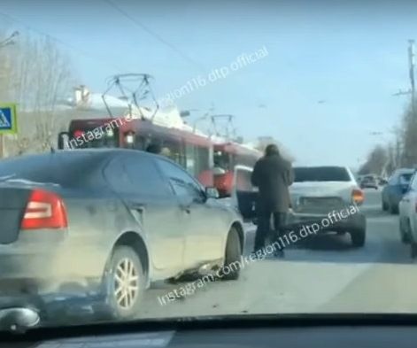 Казанцы сняли на видео пробку из трамваев из-за ДТП на Ершова
