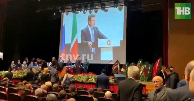 Татарстан халкы Сәламәтлек саклау министры Марат Садыйков белән хушлаша - видео