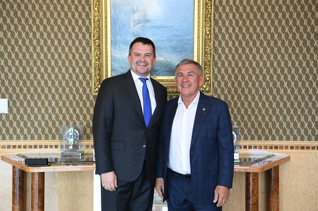 Минниханов обсудил с главой Почты РФ развитие транспортного хаба в аэропорту Казани