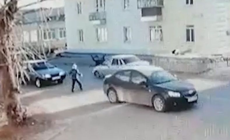 Видео: школьник остался невредим, перелетев через капот сбившей его машины