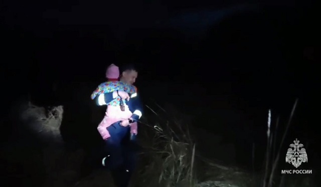 Спасатели нашли заблудившуюся в альметьевском лесу семью