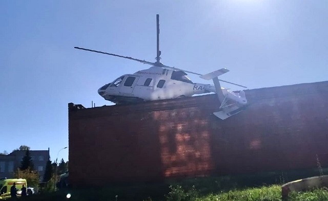 Вертолет санавиации аварийно приземлился на крышу больницы в Ижевске - видео