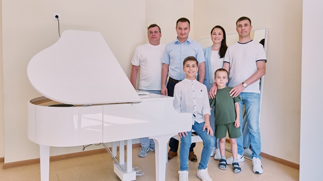 Минниханов подарил казанской ДШИ №2 рояль за успехи воспитанника — призера шоу «Голос. Дети»