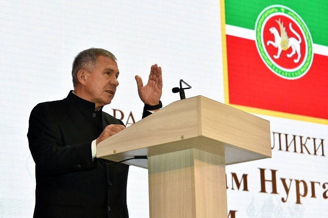 Минниханов наградил четырех татарстанцев медалью ордена «За заслуги перед РТ»