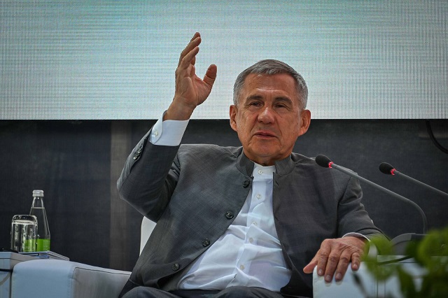 Минниханов удостоил пятерых татарстанцев звания заслуженных механизаторов РТ