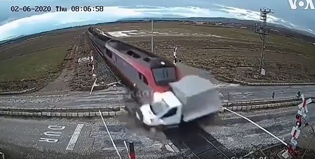 Шок-видео: поезд на полном ходу снес грузовик, пытавшийся проскочить через ж/д пути