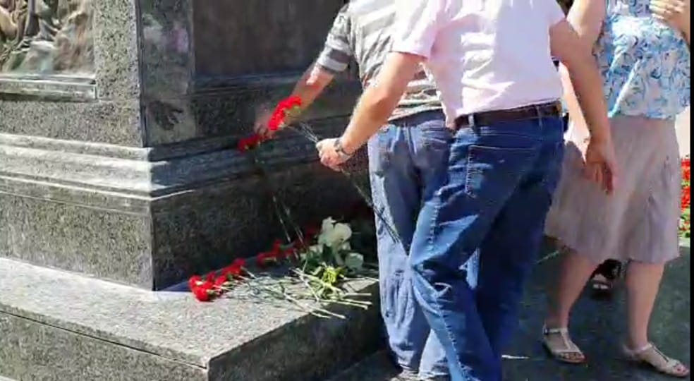 Бүген Казанда Державин һәйкәленә чәчәкләр салдылар