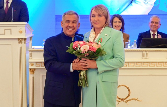 Минниханов вручил госнаграду декану юрфака КФУ Бакулиной