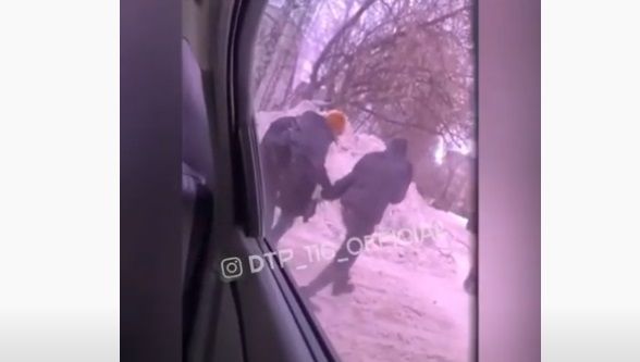 В Казани на одной из улиц заметили токсикоманов с ребенком - видео