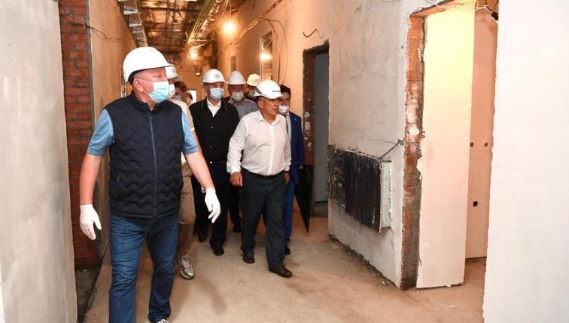 Минниханов посетил стройплощадку инфекционной больницы в Казани