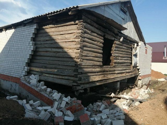 В Татарстане обвалившаяся кирпичная стена придавила двоих рабочих