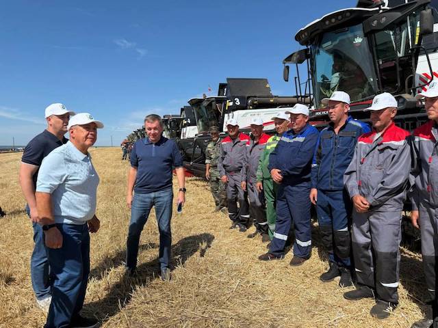 Минниханов оценил ход уборочных работ в Аксубаевском районе РТ