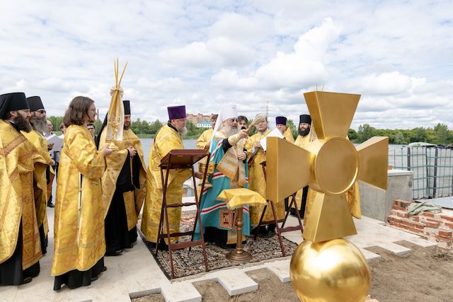 На вершину храма-памятника павшим воинам в Казани установили крест