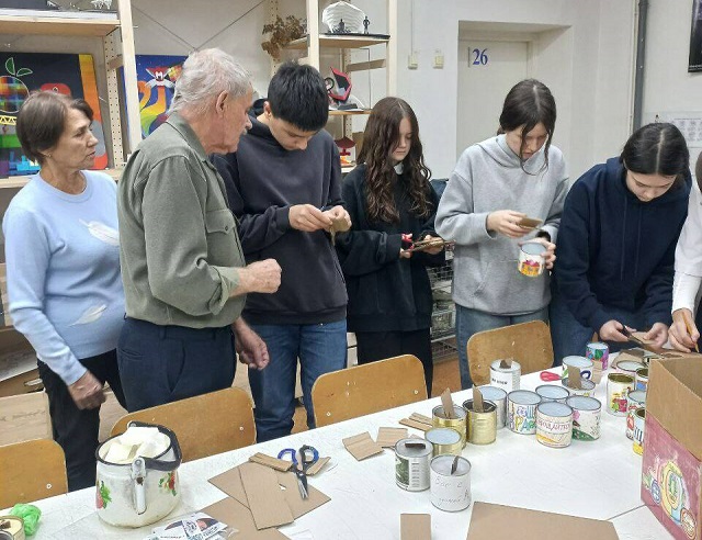 Школьники из Набережных Челнов изготовили необычные окопные свечи для военных
