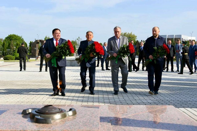 Минниханов возложил цветы к мемориалу памяти в Назрани