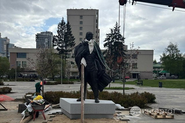 Памятник писателю Фатиху Кариму устанавливают в Казани