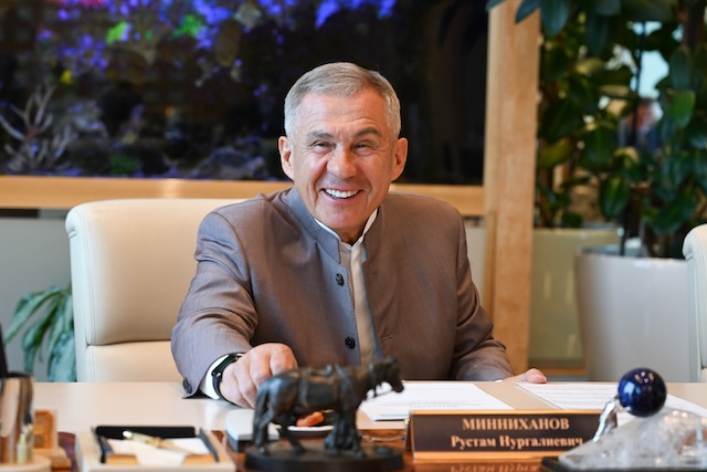 Минниханов поздравил работников нефтегазовой отрасли с профессиональным праздником