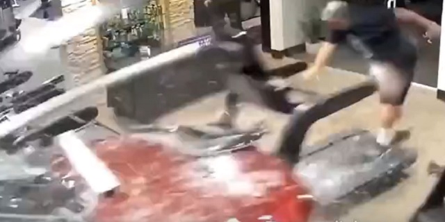 Клиент фитнес-центра едва не погиб из-за неудачного маневра блондинки на «Мерседесе»