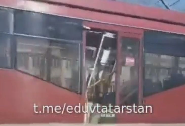 В Казани очередной трамвай лишился двери – видео
