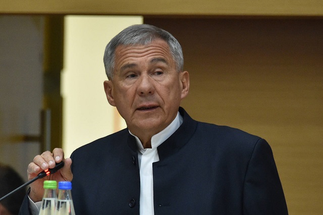 Минниханов поручил выплатить по 20 000 рублей детям добровольцев, участвующих в СВО