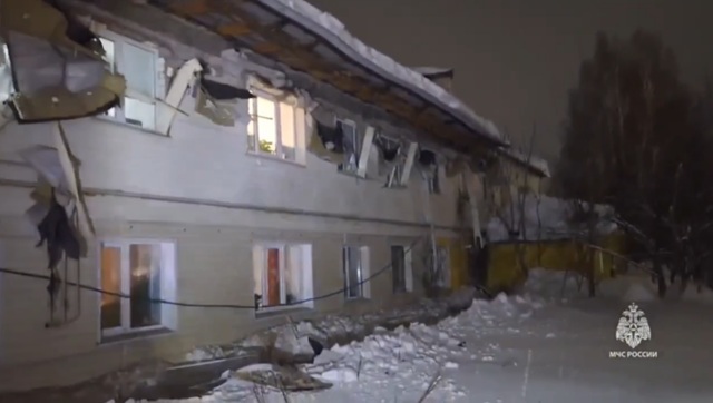 Снег проломил крышу многоквартирного дома в Айше, 30 человек эвакуированы 