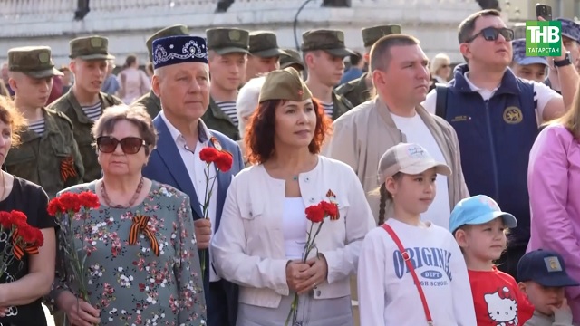 Московские татары и бойцы СВО возложили цветы к могиле Неизвестного Солдата
