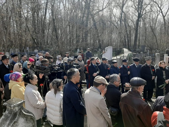 Татар җәмәгатьчелеге Габдулла Тукай каберенә чәчәкләр салды