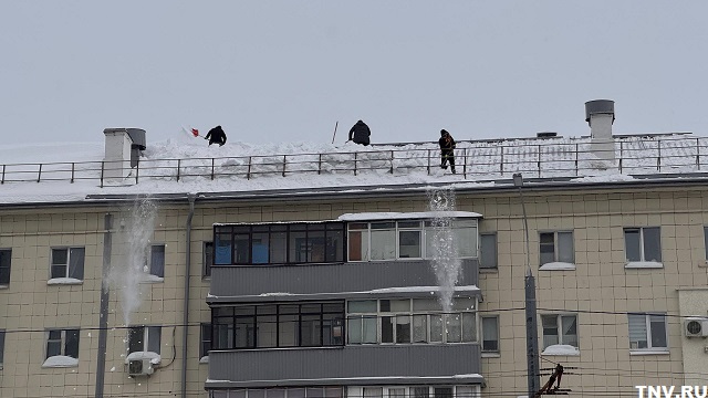 Врачи РКБ бьют тревогу: 17 человек за месяц упали с крыш, убирая снег