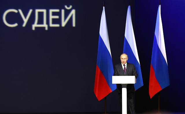 Путин: права и свободы наших граждан гарантированы Конституцией - они незыблемы