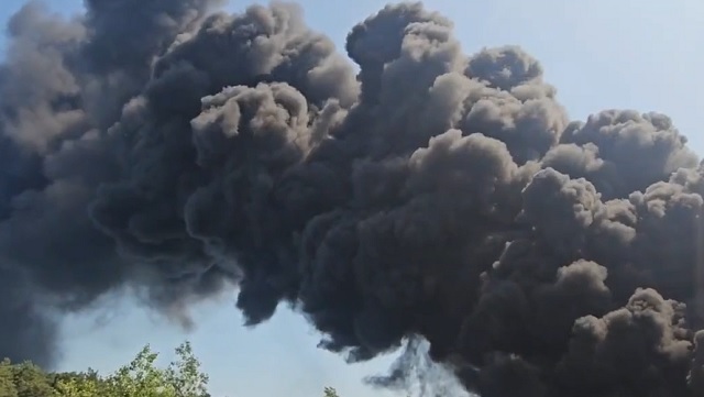 Столб черного дыма заметили жители Казани со стороны Юдино