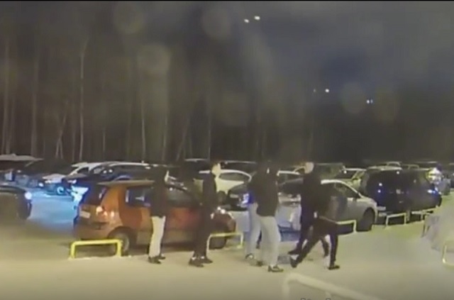 Mash: в Казани жители одного из домов устроили массовое побоище из-за парковки