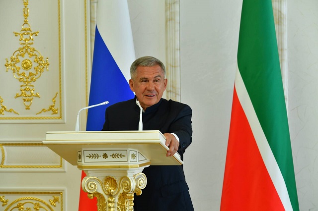 Минниханов поздравил татарстанцев с Днем государственного флага России