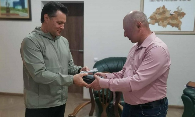 Мэр Елабуги передал участнику СВО квадрокоптер ночного видения за 600 000 рублей