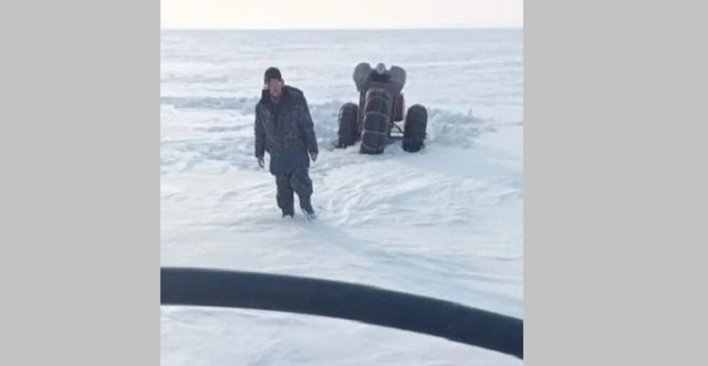 Ледяная ловушка на Каме: спасатели эвакуировали 65-летнего рыбака с тонущего трицикла