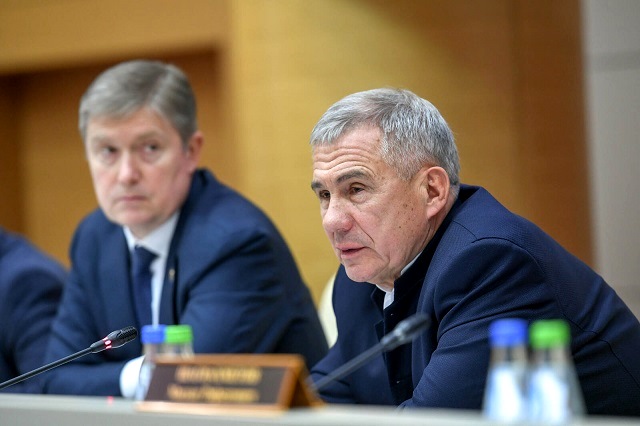 Минниханов пригрозил отобрать у чиновников смартфоны и отдать их в детские дома