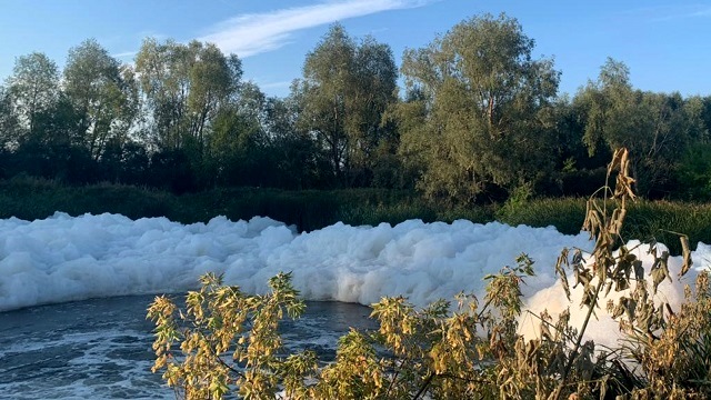 В Казани неизвестные слили пену в протоку Подувалье