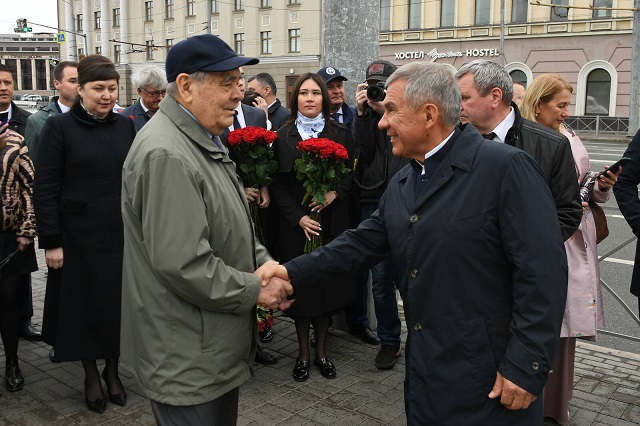 Минниханов и Шаймиев возложили цветы к памятнику Тукая в Казани