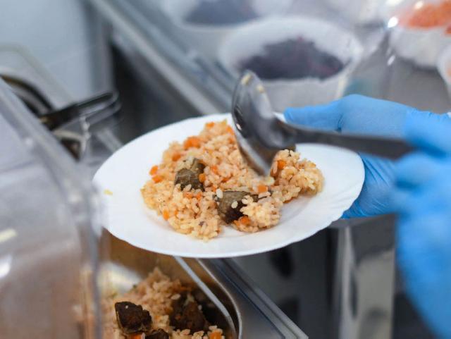 В одной из школ Татарстана детей из многодетных семей лишили бесплатного питания