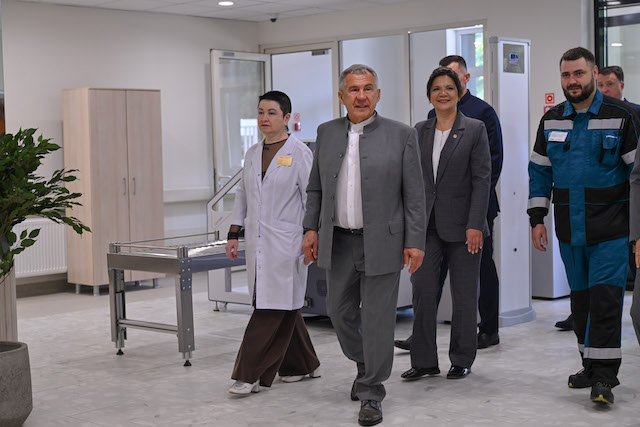 Рустам Минниханов посетил новый перинатальный центр в Альметьевске