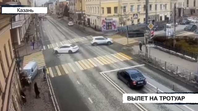 Выехал на желтый и сбил 43-летнюю женщину: на перекрестке Московской и Камала в Казани произошло ДТП