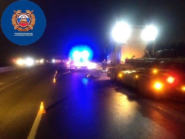 В Татарстане иномарка насмерть сбила водителя фуры, ремонтировавшего авто